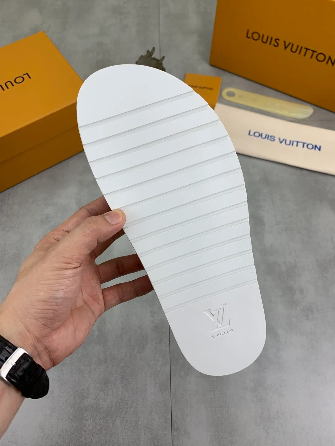 Men's shoes 💰P300💰【New style】🆘 Original quality 【LOUIS VUITTON】The popular Louis Vuitton LV men's slippers on the official website are on sale simultaneously! Original fabric imported from Italy, original factory special supply, code number: 38-44 (45 customized), many colors available